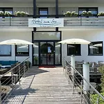 Zum Hotel