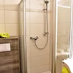 Zum Hotel